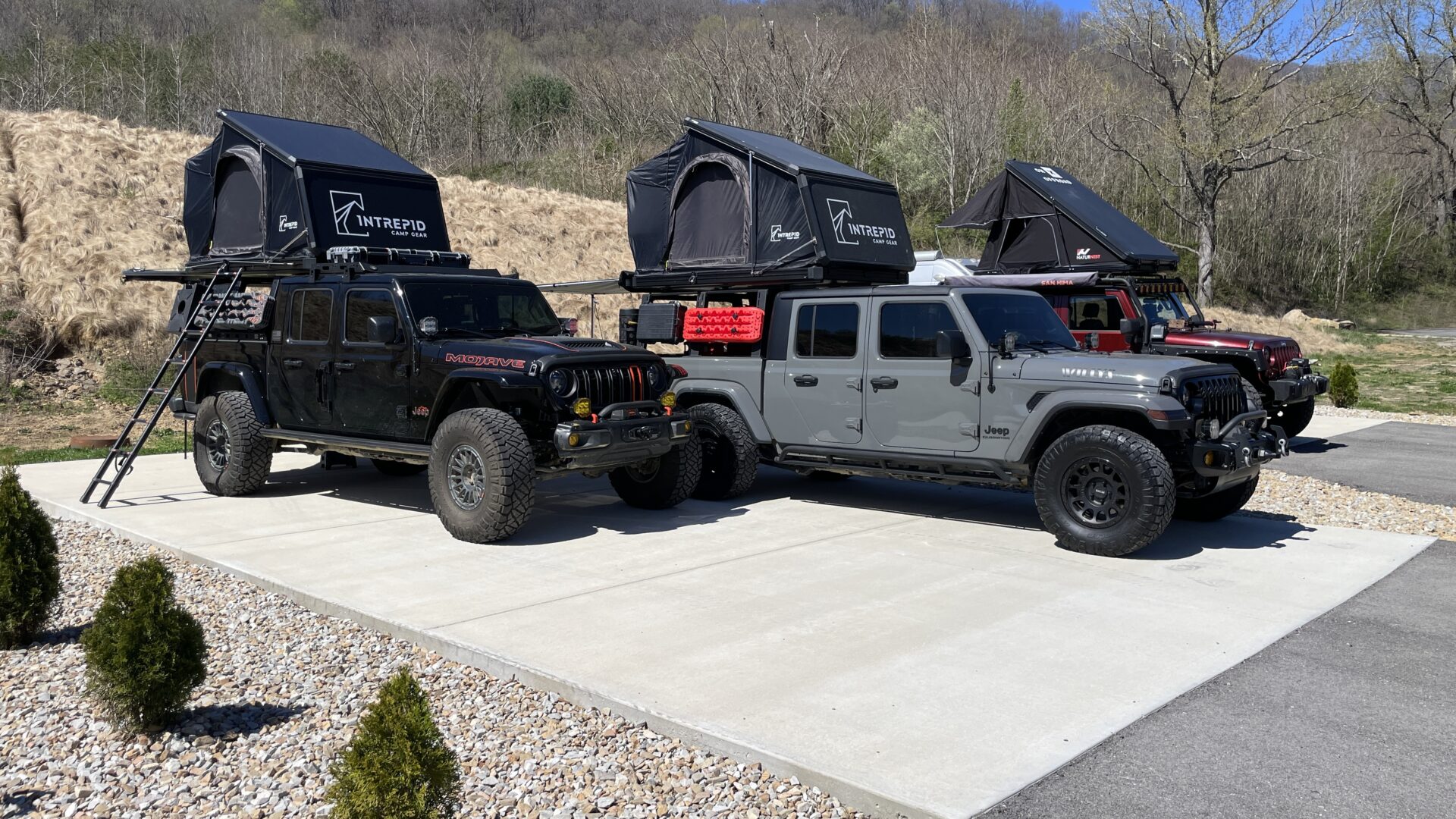 2 jeep gladiators with camping setups